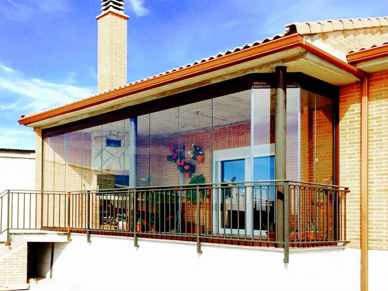 Dise&ntilde;a tu espacio exterior con las cortinas de cristal de Acuglass!